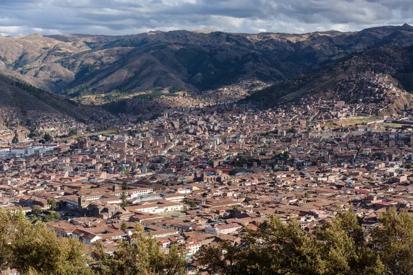 Tepelerdeki Sacsayhuaman harabelerinden Cusco'nun panoramik şehir manzarası, Peru, Güney Amerika.