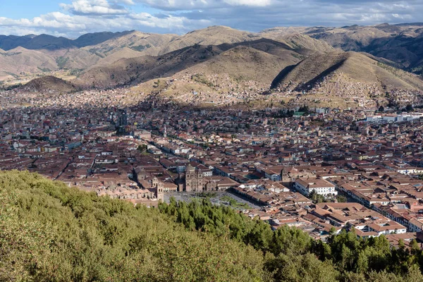 Tepelerdeki Sacsayhuaman harabelerinden Cusco'nun panoramik şehir manzarası, Peru, Güney Amerika.