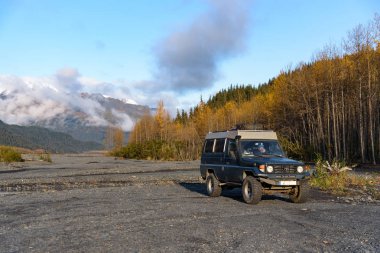 Alaska, Diriliş Nehri Yatağı - 26 Eylül 2017. Offroad Araba Resurrection River Bed park, Çıkış Glacier, Kenai Fjords Ulusal Parkı, Seward, Alaska, Amerika Birleşik Devletleri.