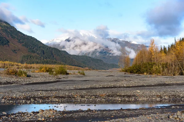 Diriliş Nehri Yatağı, Çıkış Buzulu, Kenai Fiyortları Ulusal Parkı, Seward, Alaska, Amerika Birleşik Devletleri.