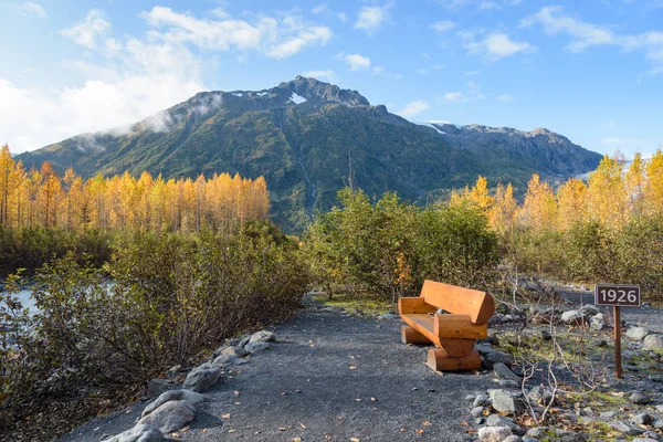 Exit Glacier davasında 1926'yı imzalayın. Buzulun 1926'da nerede olduğunu gösteriyor. İklim değişikliğine bağlı buzul durgunluğun görünür bir göstergesidir. Kenai Fjords National Park, Seward, Alaska, Amerika Birleşik Devletleri