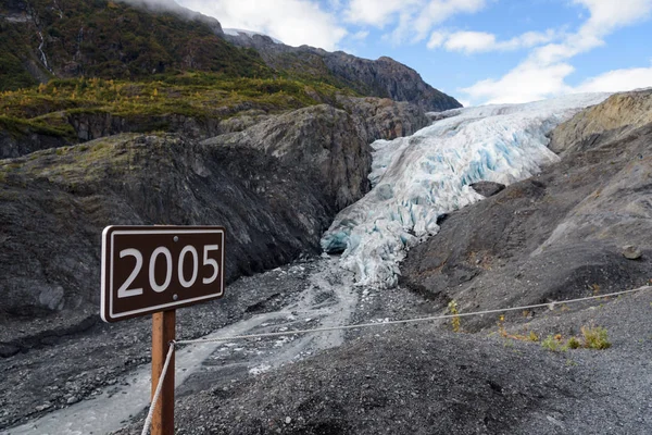 Assine 2005 no Glaciar de Saída. Mostra onde estava o glaciar em 2005. Um indicador visível de recessão glacial devido às alterações climáticas. Harding Icefield, Kenai Fjords National Park, Seward, Alaska, Estados Unidos da América — Fotografia de Stock