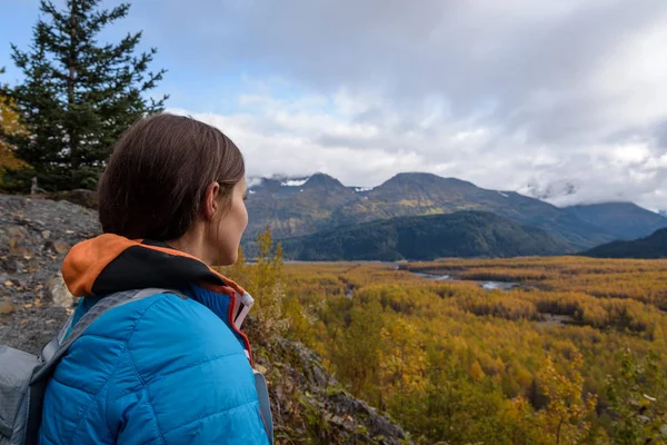 Exit Glacier'deki Diriliş Nehri Vadisi'ne bakan kadın, Harding Icefield, Kenai Fiyortları Milli Parkı, Seward, Alaska, Amerika Birleşik Devletleri
