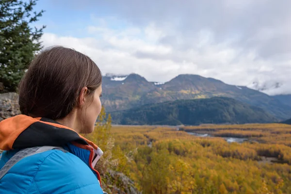Exit Glacier'deki Diriliş Nehri Vadisi'ne bakan kadın, Harding Icefield, Kenai Fiyortları Milli Parkı, Seward, Alaska, Amerika Birleşik Devletleri