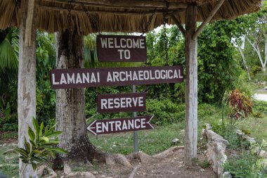 Lamanai, Belize - 21 Mayıs 2017. Lamanai Arkeolojik Rezerv 'in giriş işareti, Belize