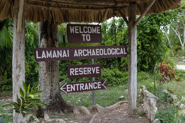 Lamanai, Belize - 21 Mayıs 2017. Lamanai Arkeolojik Rezerv 'in giriş işareti, Belize