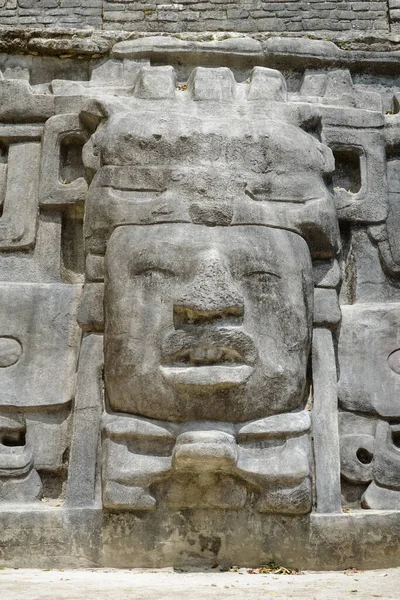 Templo y Pirámide de Máscaras, Reserva Arqueológica de Lamanai, Paseo Naranja, Belice, Centroamérica . — Foto de Stock