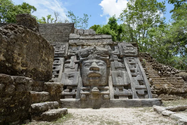 Templo e Pirâmide de Máscaras, Reserva Arqueológica Lamanai, Passeio Laranja, Belize, América Central . — Fotografia de Stock