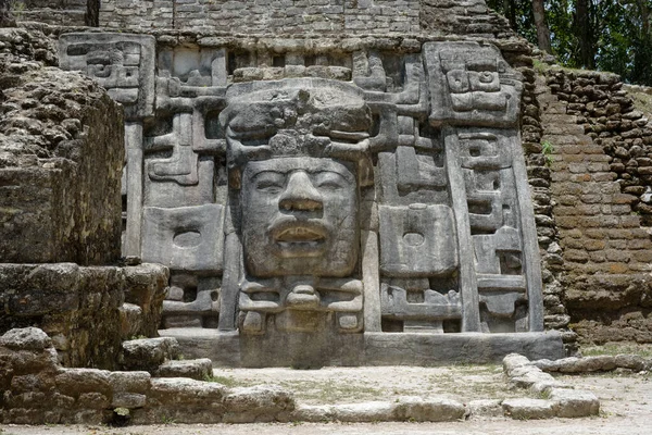 Tempel og pyramide for masker, Lamanai arkeologiske reservat, Orange Walk, Belize, Mellom-Amerika . – stockfoto