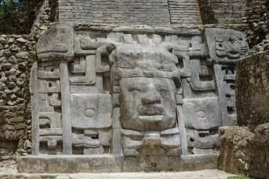 Maske Tapınağındaki Maskeyi Kapat, Lamanai Arkeolojik Rezerv, Turuncu Yürüyüş, Belize, Orta Amerika.