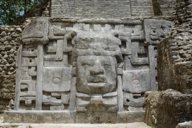 Maske Tapınağındaki Maskeyi Kapat, Lamanai Arkeolojik Rezerv, Turuncu Yürüyüş, Belize, Orta Amerika.