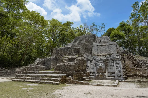 Świątynia i piramida masek, Rezerwat Archeologiczny Lamanai, Orange Walk, Belize, Ameryka Środkowa. — Zdjęcie stockowe