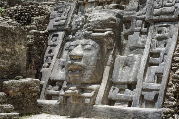 Close Up of Mask no Templo da Máscara, Reserva Arqueológica Lamanai, Passeio Laranja, Belize, América Central . — Fotografia de Stock