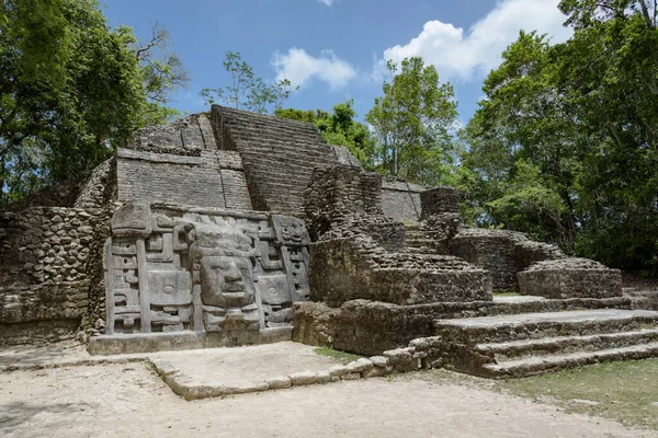 Templo da máscara na reserva arqueológica de Lamanai, caminhada alaranjada, Belize, América Central . — Fotografia de Stock