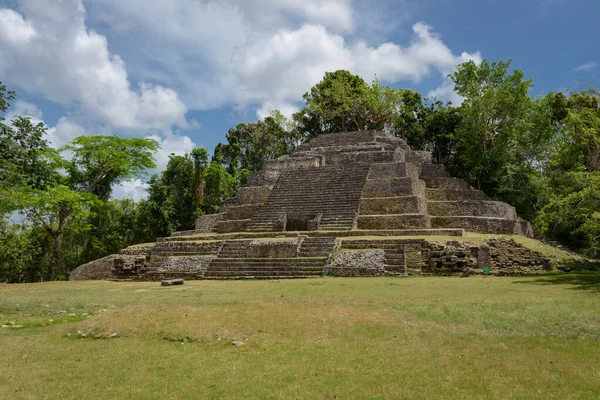 Templo de Jaguar en la Reserva Arqueológica de Lamanai, Paseo Naranja, Belice, América Central . — Foto de Stock