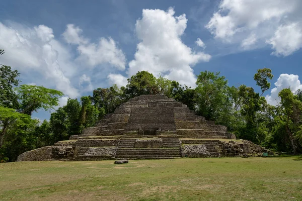 Jaguar Temple vid Lamanai arkeologiska reservatet, Orange Walk, Belize, Centralamerika. — Stockfoto