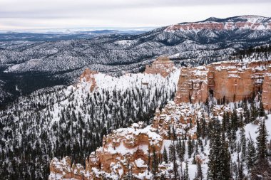 Amerika Birleşik Devletleri 'nin Utah eyaletindeki Bryce Canyon Ulusal Parkı' nda dondurucu kış döneminde güzel kar örtülü dağlar.