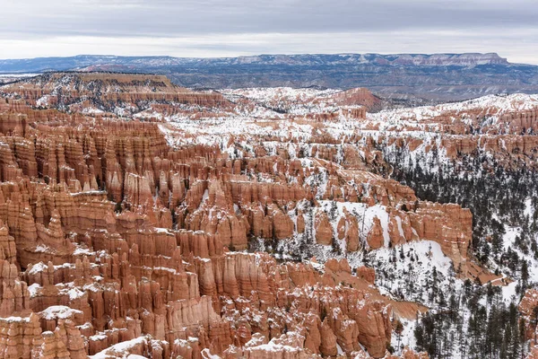 Belas montanhas cobertas de neve durante o período de inverno gelado em Bryce Canyon National Park, Utah, Estados Unidos da América — Fotografia de Stock