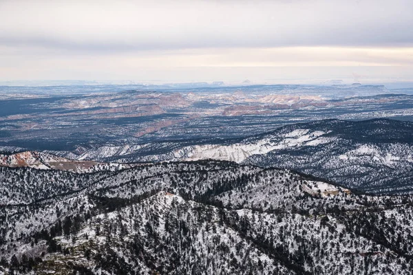 미국 유타주에 있는 브라이스 캐니언 국립 공원의 추운 겨울 동안아름다운 눈 은산들을 덮고 있었다 — 스톡 사진