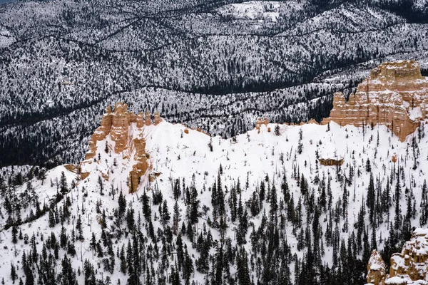 Hermosas montañas cubiertas de nieve durante el período de frío invierno en el Parque Nacional Bryce Canyon, Utah, Estados Unidos de América —  Fotos de Stock