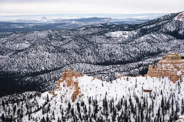 Hermosas montañas cubiertas de nieve durante el período de frío invierno en el Parque Nacional Bryce Canyon, Utah, Estados Unidos de América —  Fotos de Stock