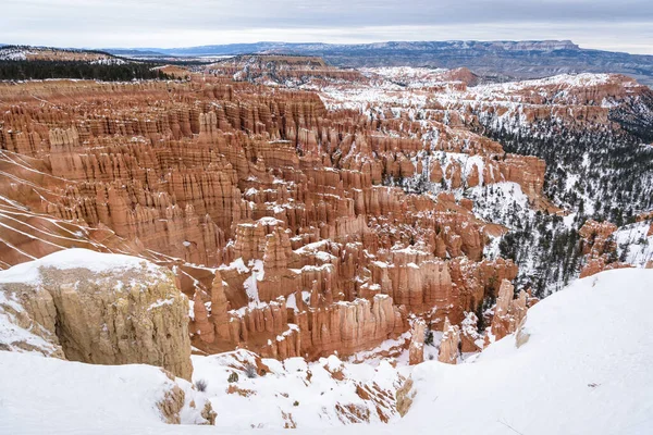 Hermosas montañas cubiertas de nieve durante el período de frío invierno en el Parque Nacional Bryce Canyon, Utah, Estados Unidos de América —  Fotos de Stock