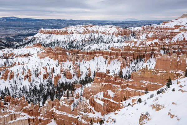 Schöne schneebedeckte Berge während der eisigen Winterzeit im Bryce Canyon Nationalpark, utah, vereinigte Staaten von Amerika — Stockfoto