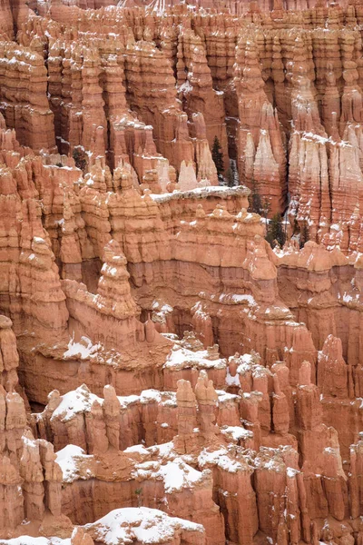 Hermosas montañas cubiertas de nieve durante el período de frío invierno en el Parque Nacional Bryce Canyon, Utah, Estados Unidos de América —  Fotos de Stock