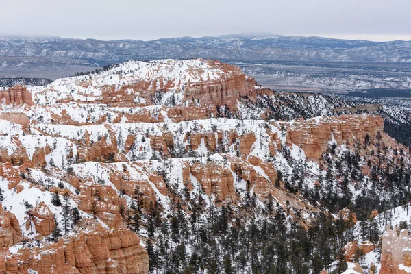 Belas montanhas cobertas de neve durante o período de inverno gelado em Bryce Canyon National Park, Utah, Estados Unidos da América — Fotografia de Stock