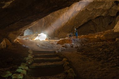 Gaziler mağarası Ciucarul Mare denilen kireçtaşı masif duvarında Tuna sol kıyısında yer almaktadır. Avrupa'da haritalanan ilk mağaradır ve yaklaşık 3500 yıl önce, antik çağlardan beri insanların yaşadığı bir mağaradır..