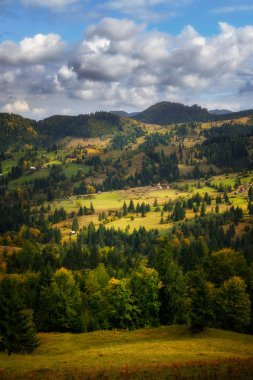Sunrise Bucovina bölge Rumen kırsalında puslu tepeler üzerinde