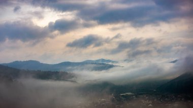 Sunrise Bucovina bölge Rumen kırsalında puslu tepeler üzerinde