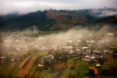 Sunrise Bucovina bölge Rumen kırsalında puslu tepeler üzerinde