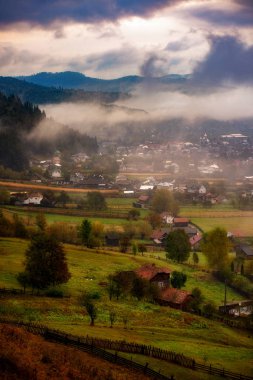 Sunrise Bucovina bölge Rumen kırsalında puslu tepeler üzerinde