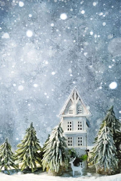 Soğuk kış harikalar diyarı ormanıyla kar yağışı, evler ve ağaçlar. Noel selamlar kavramı