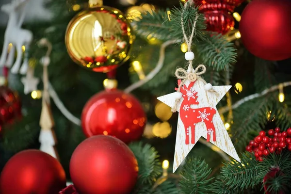 ぼやけた、輝く、妖精の背景に飾られたクリスマスツリー — ストック写真