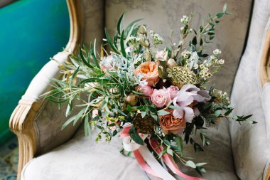 Gül ve diğer çiçekler tha koltuk üzerinde ayakkabı ile bir buket düğün gelinler