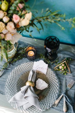 Gelin buketi, çiçek, cam, mum ile güzel dekore düğün masası