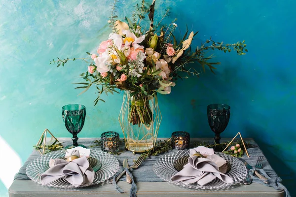 Gelin buketi, çiçek, cam, mum ile güzel dekore düğün masası