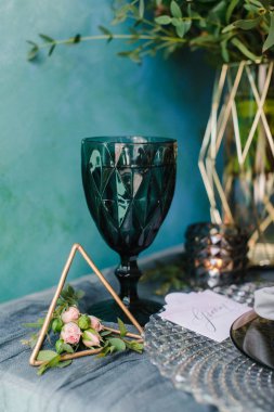 Gelin buketi, çiçek, cam, mum ile güzel dekore düğün masası