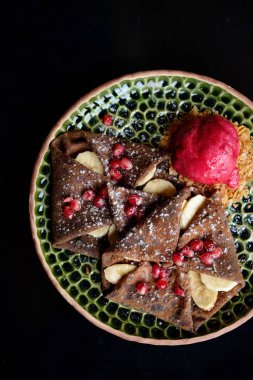 Muz, nar ve sorbe ile çikolatalı pancake