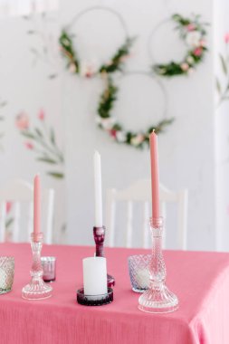 Düğün dekoru. Yeni evliler için masa açık. Düğün alımı. Zarif masa aranjmanı, çiçek dekorasyonu, Restoran.