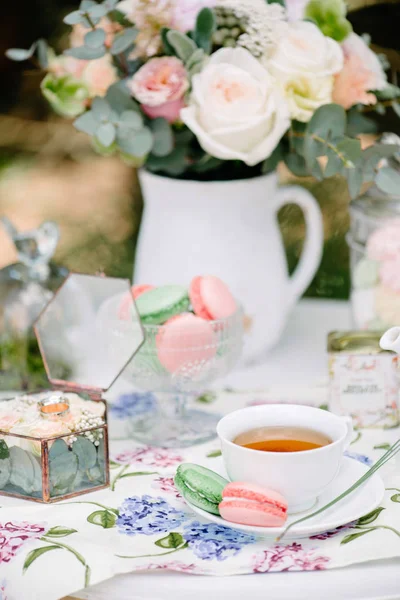 Still life brides morning, dish with cup of tea, champagne glass, wedding rings and flower bouquet — Stock Photo, Image