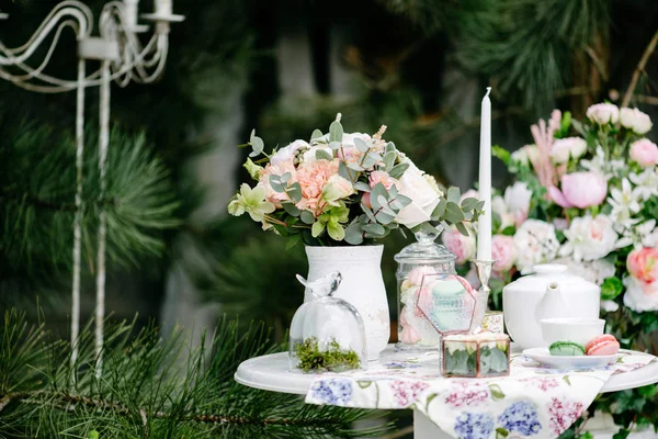 Hala hayat gelinler sabah, çay, şampanya cam, Alyans ve çiçek buket fincan ile yemek