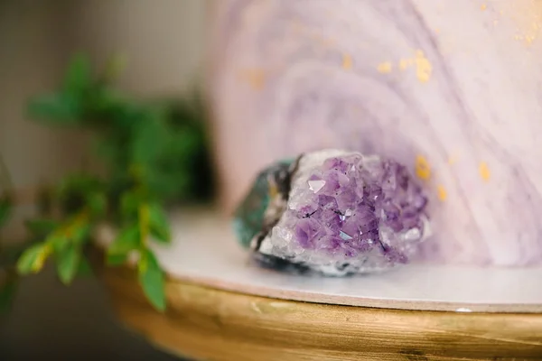 Tort elegant de marmură cu pietre, cristale. Nunta sau ziua de naștere — Fotografie, imagine de stoc