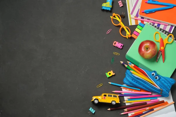 Concetto Back to School - forniture per ufficio e studenti su sfondo gesso nero. Spazio per testo . — Foto Stock