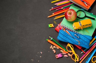Geri Okul kavramı - siyah tebeşir arka plan üzerinde ofis ve öğrenci malzemeleri. Metin için alan.