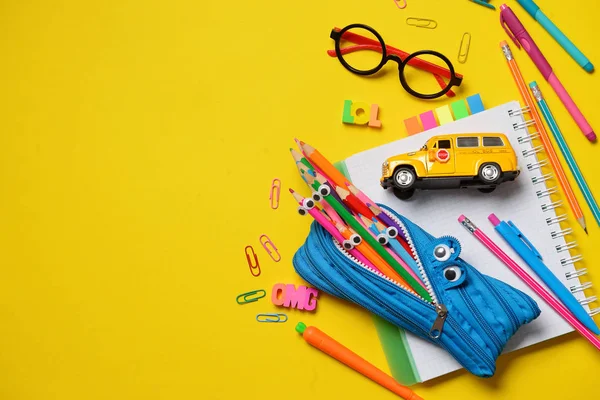 Concepto colorido de regreso a la escuela: material de oficina y material para estudiantes sobre fondo amarillo. Espacio para texto . — Foto de Stock