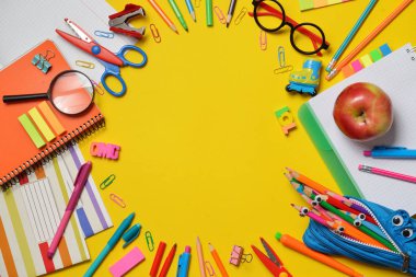 Renkli Back to School konsepti - sarı arka planda ofis ve öğrenci malzemeleri. Metin için alan.