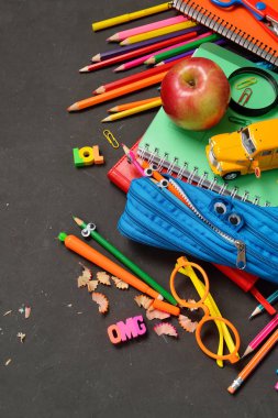 Geri Okul kavramı - siyah tebeşir arka plan üzerinde ofis ve öğrenci malzemeleri. Metin için alan.